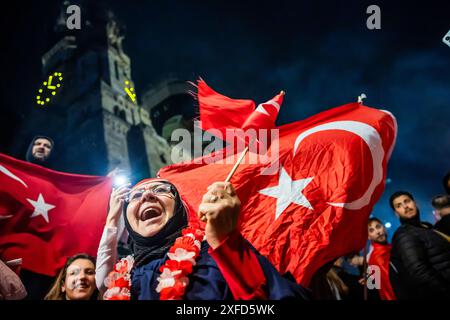 Berlin, Deutschland. Juli 2024. Fußball: Europameisterschaft, Österreich - Türkei, Endrunde, Achtelfinale. Türkei-Fans feiern den Sieg auf dem Breitscheidplatz vor der Kaiser-Wilhelm-Gedächtniskirche. Quelle: Christoph Soeder/dpa/Alamy Live News Stockfoto