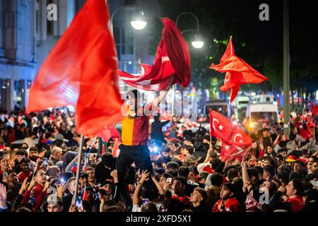 Berlin, Deutschland. Juli 2024. Fußball: Europameisterschaft, Österreich - Türkei, Endrunde, Achtelfinale. Türkei-Fans feiern den Sieg am Breitscheidplatz. Quelle: Christoph Soeder/dpa/Alamy Live News Stockfoto