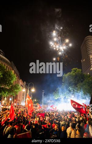 Berlin, Deutschland. Juli 2024. Fußball: Europameisterschaft, Österreich - Türkei, Endrunde, Achtelfinale. Türkei-Fans feiern den Sieg am Breitscheidplatz mit Pyrotechnik. Quelle: Christoph Soeder/dpa/Alamy Live News Stockfoto