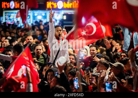 Berlin, Deutschland. Juli 2024. Fußball: Europameisterschaft, Österreich - Türkei, Endrunde, Achtelfinale. Türkei-Fans feiern den Sieg am Breitscheidplatz. Quelle: Christoph Soeder/dpa/Alamy Live News Stockfoto