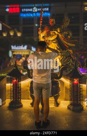 Jakarta, Indonesien - 11. Mai 2024. Er hält einen brennenden Räucherstäbchen für sein Ritual. Stockfoto