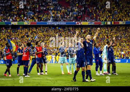 MÜNCHEN - Tijjani Reijnders und Stefan de Vrij aus den Niederlanden feiern am 2. Juli 2024 in München den Sieg gegen Rumänien beim Achtelfinale der UEFA EURO 2024 zwischen Rumänien und den Niederlanden. ANP KOEN VAN WEEL Stockfoto