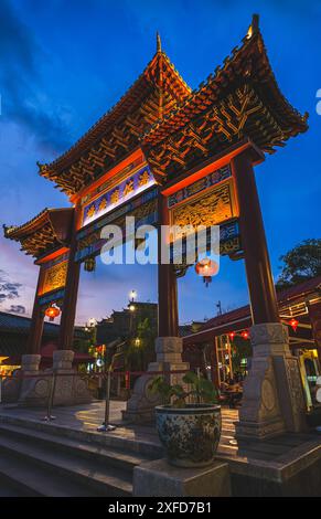 Jakarta, Indonesien - 11. Mai 2024. Hell beleuchtetes traditionelles Chinesisches Tor mit verzierten Ornamenten im Pantjoran PIK, Jakarta. Stockfoto