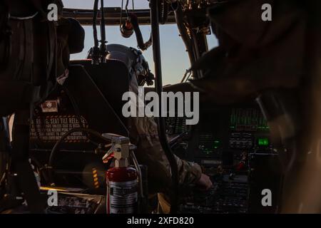 Der Oberbefehlshaber der US-Armee 4. Stephen Davis, ein Pilot der Alpha-Kompanie, 2. Bataillon, 501. Luftfahrtregiment, Combat Aviation Brigade, 1. Panzerdivision, führt vor dem Flug Überprüfungen durch, um ihre Luftwaffenanlage Table IV-VI in Fort Bliss, Texas, am 11. Oktober 2023 zu starten. (Foto der US-Armee von SPC. David Poleski) Stockfoto