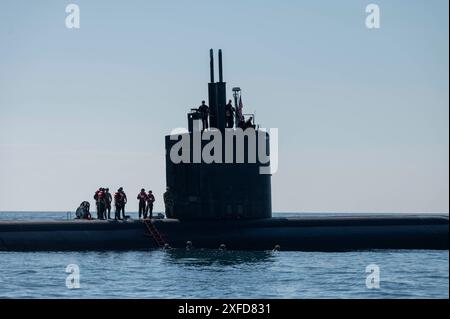 Die an der Westküste ansässigen Naval Special Warfare (NSW) führen militärische Tauchoperationen durch und bereiten sich darauf vor, an Bord des U-Bootes USS Greeneville (SSN 772) der Los Angeles-Klasse während der Interoperabilitätsschulung der Flotte im östlichen Pazifik zu gehen. Greenville ist Teil der Commander Submarine Squadron 11, Heimat von fünf U-Booten der Los Angeles-Klasse, die in der Lage sind, verschiedene Missionen zu unterstützen, darunter Anti-U-Boot-Krieg, Anti-Schiff-Krieg, Streikkrieg und Nachrichtendienst, Überwachung und Aufklärung. NSW ist die Elite-Marine-Spezialeinsatztruppe des Landes, einzigartig Pos Stockfoto