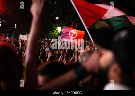 Paris, Frankreich. 30. Juni 2024. Eine Flagge von La France Insoumise Party, die während der Demonstration in der Menge gesehen wurde. Die Leute haben République in Paris zu einer Demonstration gegen die extreme Rechte nach den Ergebnissen der französischen Parlamentswahlen, bei denen die Partei Rassemblement National die erste Runde gewann, gepackt. (Credit Image: © Telmo Pinto/SOPA Images via ZUMA Press Wire) NUR REDAKTIONELLE VERWENDUNG! Nicht für kommerzielle ZWECKE! Stockfoto