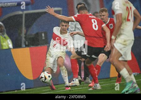 Arda Guler (Turkiye)Alexander Prass (Österreich)Nicolas Seiwald (Österreich) während des Spiels zur UEFA Euro Deutschland 2024 zwischen Österreich 1-2 Türkei im Leipziger Stadion am 02. Juli 2024 in Leipzig. Quelle: Maurizio Borsari/AFLO/Alamy Live News Stockfoto
