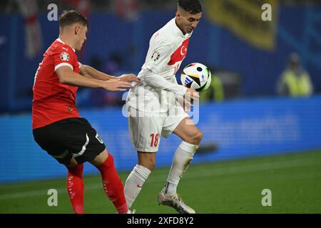 Mert Muldur (Turkiye)Alexander Prass (Österreich) während des Spiels zur UEFA Euro Deutschland 2024 zwischen Österreich 1-2 Türkei im Leipziger Stadion am 02. Juli 2024 in Leipzig. Quelle: Maurizio Borsari/AFLO/Alamy Live News Stockfoto