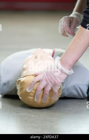 Ein Sanitäter führt während einer ersten-Hilfe-Demonstration eine HLW an einer Übungspuppe durch. Stockfoto