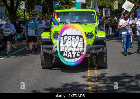 Sacramento, CA, USA – 9. Juni 2024: Ein hellgrüner Jeep mit einem Schild, um Liebe zu verbreiten und Hass zu berichten, nimmt an der jährlichen Sacramento Pride para Teil Stockfoto