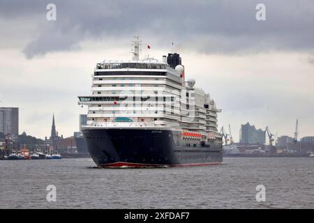 02.07.2024, Hamburg, Kreuzfahrtschiff Queen Anne läuft erstmals Hamburg an. 2. Juli gegen 6,30 Uhr lief das Kreuzfahrtschiff erstmals den Hamburger Hafen an. Kreuzfahrtschiff Erstanlauf um kurz vor 7 Uhr machte die Flottenschwester der Queen Mary II am Kreuzfahrtzentrum Steinwerder fest. Das Schiff der Reederei Cunard Line, die zu Carnival gehört, wurde erst vor einem Monat am 3. Juni 2024 im Rahmen der British Isles Festival Voyage in Liverpool getauft. Taufpaten sind die britischen Fernsehpersönlichkeiten Matt und Emma Willis. Die Queen Anne bietet 2,996 Passagieren Platz und hat eine Länge 322 M Stockfoto