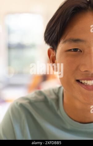 Lächelnder Teenager in der High School, Nahaufnahme Porträt im Klassenzimmer, Kopierraum Stockfoto