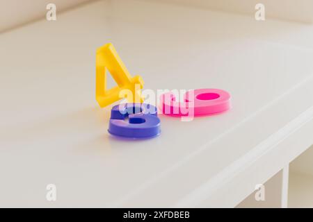 Die mathematische Nummer ist auf weißem Hintergrund farbig Stockfoto