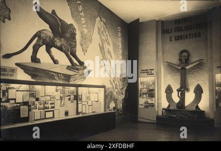 1932 , oktober , Rom , ITALIEN : die politische Propaganda in MOSTRA DELLA RIVOLUZIONE FASCISTA , 29. oktober bis 28. oktober 1934 im Palazzo delle Esposizioni ( Via Nazionale ). Auf diesem Foto die SALA DI FIUME ( Dalmazia ). Regisseur und Schöpfer der Ausstellung 1932 war der Hierarch Dino Alfieri, der die Zusammenarbeit von Luigi Freddi, Cipriano Efisio Oppo und dem Bühnenbildner Antonio Valente nutzte. Die Konstrukteure waren die Architekten Adalberto Libera und Mario de Renzi. UNBEKANNTER FOTOGRAF.- GESCHICHTE - FOTO STORICHE - RETORICA - PROPAGANDA POLITICA - FASCISTI - FASCISTA Stockfoto