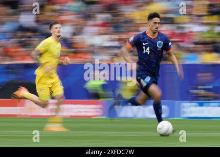 München, Deutschland. Juli 2024. Tijjani Reijnders (R) aus den Niederlanden bricht beim Achtelfinale der UEFA Euro 2024 zwischen Rumänien und den Niederlanden am 2. Juli 2024 in München durch. Quelle: Meng Dingbo/Xinhua/Alamy Live News Stockfoto