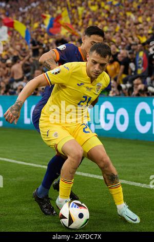 München, Deutschland. Juli 2024. Nicolae Claudiu Stanciu (Front) aus Rumänien streitet mit Tijjani Reijnders aus den Niederlanden während des Achtelfinale der UEFA Euro 2024 zwischen Rumänien und den Niederlanden am 2. Juli 2024 in München. Quelle: Meng Dingbo/Xinhua/Alamy Live News Stockfoto