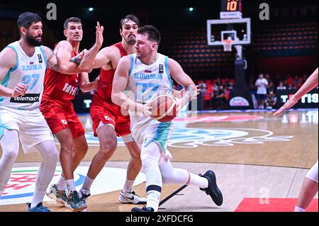 Piräus, Piräus, Griechenland. Juli 2024. 77 trat LUKA DONCIC von Slowenien mit 9 DARIO SARIC von Kroatien während des Olympischen Qualifikationsturniers 2024 2024 in Piräus, Griechenland, an. (Kreditbild: © Stefanos Kyriazis/ZUMA Press Wire) NUR REDAKTIONELLE VERWENDUNG! Nicht für kommerzielle ZWECKE! Stockfoto