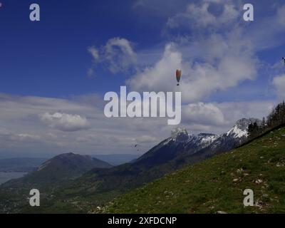 Gleitschirmfliegen in Forclaz über dem See Annecy in Haute Savoie, Frankreich Stockfoto