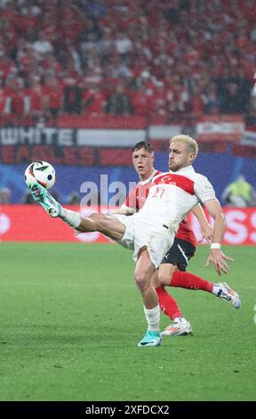 Leipzig. Juli 2024. Baris Alper Yilmaz (Front) von T¨¹rkiye steht im Streit mit Alexander Prass von Österreich während des Achtelfinale der UEFA Euro 2024 zwischen T¨¹rkiye und Österreich am 2. Juli 2024 in Leipzig. Quelle: Bai Xuefei/Xinhua/Alamy Live News Stockfoto