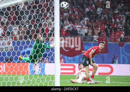 Leipzig. Juli 2024. Christoph Baumgartner (R) aus Österreich schießt beim Achtelfinale der UEFA Euro 2024 zwischen T¨¹rkiye und Österreich am 2. Juli 2024 in Leipzig. Quelle: Bai Xuefei/Xinhua/Alamy Live News Stockfoto