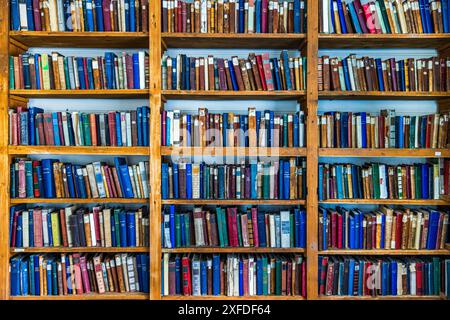 Bücherregal der Walfänger-Bibliothek in der Norwegian Anglican Church, Grytviken, King Edward Cove, Südgeorgien, Dienstag, November 2023. Stockfoto