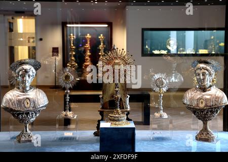 Religiöse Kunst in der Schatzkammer der Kathedrale von Cefalu in Sizilien Italien Stockfoto