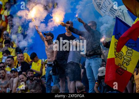 München, Deutschland. Juli 2024. Die rumänischen Fans beim Achtelfinale der UEFA-EURO-Runde 2024 zwischen Rumänien und den Niederlanden in der Münchener Fußballarena am 2. Juli 2024 (Foto: Andrew SURMA/ Credit: SIPA USA/Alamy Live News) Stockfoto