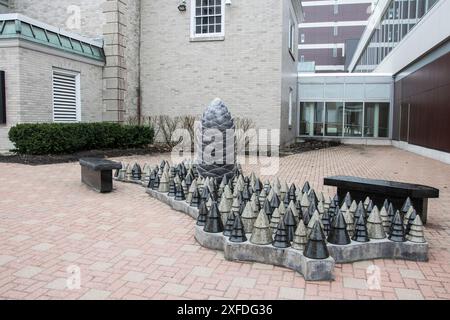 Skulptur von Balsam-Tannenzapfen in der Queen Street im Zentrum von Fredericton, New Brunswick, Kanada Stockfoto