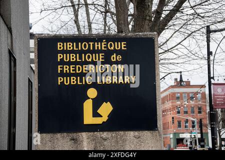 Schild für die öffentliche Bibliothek an der Carleton Street im historischen Garrison District in der Innenstadt von Fredericton, New Brunswick, Kanada Stockfoto