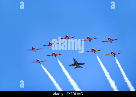 Ottawa, Kanada - 1. Juli 2024: Die kanadische Air Demonstration Squadron, bekannt als die Snowbirds, eskortiert ein größeres Flugzeug während des Flypastes am Canada Day in Ottawa, als Teil des 100. Jahrestages der Royal Canadian Air Force. Stockfoto