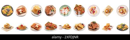 Set leckerer belgischer Waffeln mit Früchten und Beeren auf weißem Hintergrund Stockfoto
