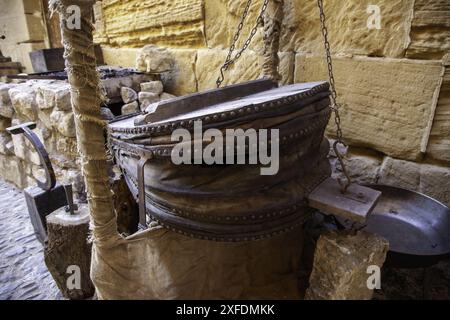 Detail eines alten Werkzeugs zum Feuern in einer Schmiede Stockfoto