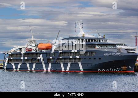 Das Expeditionsschiff Magellan Explorer legte am Donnerstag, den 16. November, in Ushuaia, Argentinien, an. 2023. Foto: David Rowland / One-Image.com Stockfoto