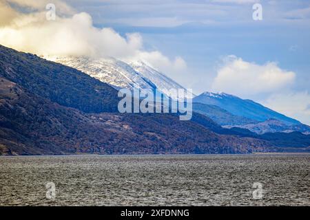 Küste entlang des Beagle-Kanals bei Ushuaia, Argentinien am Donnerstag, 16. November 2023. Foto: David Rowland / One-Image.com Stockfoto