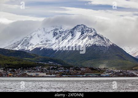 Blick auf Ushuaia, Argentinien mit Bergen dahinter am Donnerstag, 16. November 2023. Foto: David Rowland / One-Image.com Stockfoto