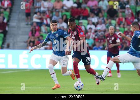 Austin, Texas, Usa. Juli 2024. Costa Ricas JOSIMAR ALCOCER (20) fährt zwischen MIGUEL ALMIRON (10) und GUSTAVO VELASQUEZ (25) aus Paraguay, um das zweite Tor in der ersten Halbzeit in der Gruppe D CONMEBOL Copa America Action zu erreichen, wobei Paraguay Costa Rica am 2. Juli 2024 in Austin im Q2 Stadium herausfordert. Quelle: Bob Daemmrich/Alamy Live News Stockfoto