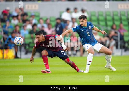 Austin, Texas, Usa. Juli 2024. ORLANDO GALO (14) von Costa Rica kämpft gegen DAMIAN BOBADILLA (8) von Paraguay während der ersten Halbzeit in der Gruppe D CONMEBOL Copa America Action mit Paraguay gegen Costa Rica im Q2 Stadium von Austin am 2. Juli 2024. Quelle: Bob Daemmrich/Alamy Live News Stockfoto