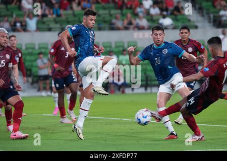 Austin, Texas, Usa. Juli 2024. ANGELO ROMERO (11, blau) aus Paraguay und Teamkollege HERNESTO CABALLERO versuchen, gegen Ende der zweiten Halbzeit einen Kick von ORLANDO GALLO (14) aus Costa Rica zu blockieren, während Paraguay Costa Rica am 2. Juli 2024 im Q2 Stadium von Austin herausfordert. Costa Rica erzielte einen Sieg von 2-1, um möglicherweise aus dem Gruppenspiel herauszukommen. #26 in blau ist HERNESTO CABALLERO aus Paraguay. Quelle: Bob Daemmrich/Alamy Live News Stockfoto