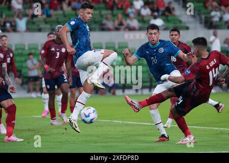 Austin, Texas, Usa. Juli 2024. ANGELO ROMERO (11, blau) aus Paraguay und Teamkollege HERNESTO CABALLERO versuchen, gegen Ende der zweiten Halbzeit einen Kick von ORLANDO GALLO (14) aus Costa Rica zu blockieren, während Paraguay Costa Rica am 2. Juli 2024 im Q2 Stadium von Austin herausfordert. Costa Rica erzielte einen Sieg von 2-1, um möglicherweise aus dem Gruppenspiel herauszukommen. #26 in blau ist HERNESTO CABALLERO aus Paraguay. Quelle: Bob Daemmrich/Alamy Live News Stockfoto