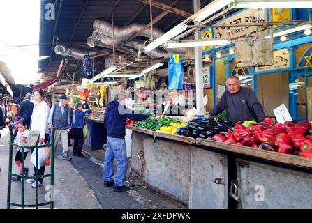 Der lebhafte Carmel-Markt in Tel-Aviv, Israel. Stockfoto