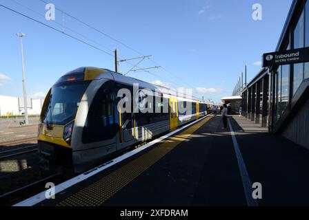 Die Auckland Transport elektrischer Zug verbindet die Vororte mit dem Stadtzentrum. Stockfoto