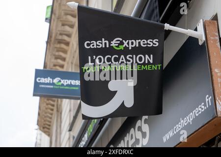 Bordeaux , Frankreich - 06 26 2024 : Cash Express Text Logo und Markenladenwand Fassade des Cashexpress Pfandladenladeneingangs Stockfoto