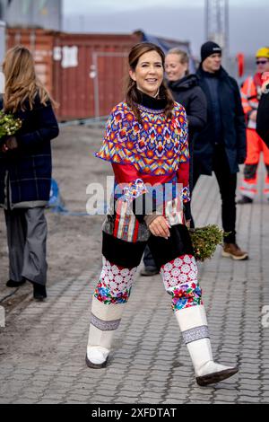 Sisimiut, Groenland. Juli 2024. Königin Maria bei Ankunft in Sisimiut in Grönland, Dienstag, den 2. Juli 2024. Sisimiut ist mit knapp 500 Einwohnern die zweitgrößte Stadt Grönlands. Das Königspaar besucht offiziell Grönland vom 29. Juni bis 6. Juli 2024. Der Besuch beginnt in der Disko Bay und das königliche Paar fährt dann entlang der Westküste Grönlands in Richtung Süden. (Foto: Ida Marie Odgaard/Ritzau Scanpix) Credit: Ritzau/Alamy Live News Stockfoto
