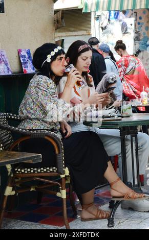 Israelis tragen Kostüme auf dem Karmel-Markt während des Purim-Festivals. Tel Aviv, Israel. Stockfoto