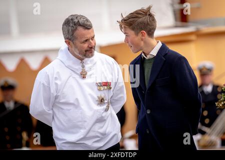 Sisimiut, Groenland. Juli 2024. König Frederik X. und Prinz Vincent bei Ankunft in Sisimiut in Grönland, Dienstag, den 2. Juli 2024. Sisimiut ist mit fast 500 Einwohnern die zweitgrößte Stadt Grönlands. Das Königspaar besucht offiziell Grönland vom 29. Juni bis 6. Juli 2024. Der Besuch beginnt in der Disko Bay und das königliche Paar fährt dann entlang der Westküste Grönlands in Richtung Süden. (Foto: Ida Marie Odgaard/Ritzau Scanpix) Credit: Ritzau/Alamy Live News Stockfoto