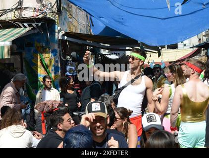 Israelis tragen Kostüme auf dem Karmel-Markt während des Purim-Festivals. Tel Aviv, Israel. Stockfoto