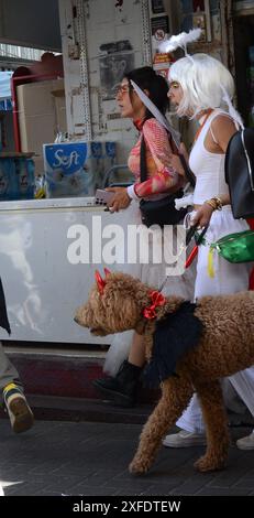 Israelis tragen Kostüme auf dem Karmel-Markt während des Purim-Festivals. Tel Aviv, Israel. Stockfoto