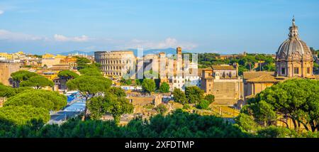 Panoramablick auf das Forum Romanum und das Kolosseum in Rom, Italien. Die antiken Ruinen sind von üppigem Grün umgeben, was einen eindrucksvollen Kontrast zwischen Geschichte und Natur schafft. Stockfoto