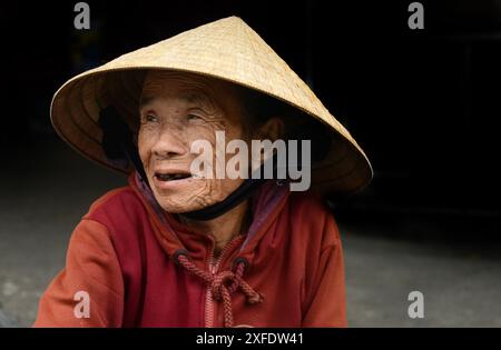 Porträt einer älteren vietnamesischen Frau, aufgenommen auf einem lokalen Markt in Hội an, Vietnam. Stockfoto