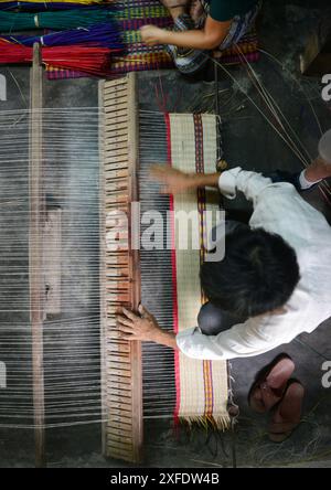 Ein Mattenweber, der in seinem Haus in einem kleinen Dorf in Cẩm Kim, Hội an, Vietnam arbeitet. Stockfoto